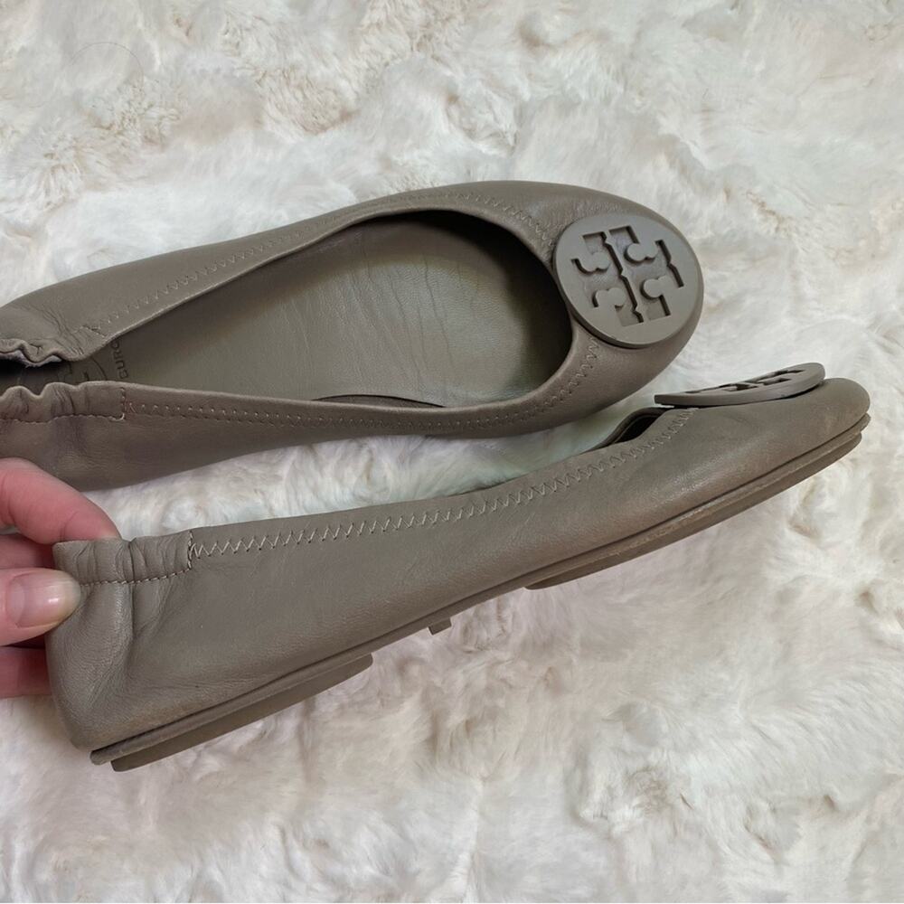 Tory Burch Grey Leather Minnie Scrunch Travel Logo Ballet Flats Size 6 - Picture 4 of 12